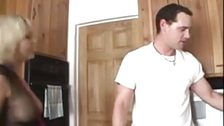 Изненадан млад брюнет водопроводчик, домашно видео, аматьорски секс безплатно кино