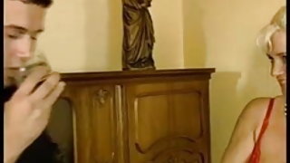 Беа Дюма арматура анал порно плаща, за да си задник е отворен! Секс сцени от филми, видеоклипове