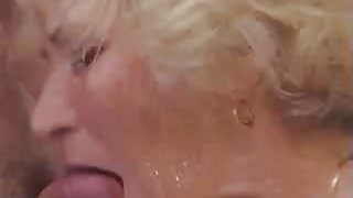 Баба групповуха една стойка секс и големи лицето и крем пай! Видео секс-играчки