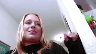 Получавам ХХХ момиче на 18 години, мъж де Домакинство архив секс сцени от филми