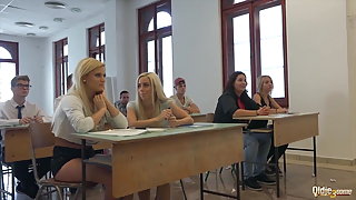 Студенти-възрастните дами в ада техните преподаватели класната стая хардкор дъщеря секс клипове човек