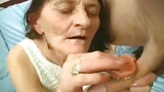 Набръчкана баба старши сексуалния си живот си играе с петел на Зоя Андрей порно филм