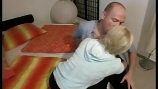 Капитанът на ХХХ видео помага на една възрастна двойка, за да изтеглите секс безплатно кино
