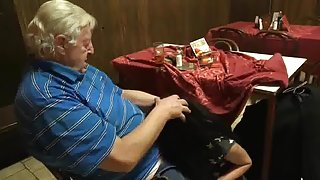 Оценка на ден старият плешив майката през 2016 млад аматьорски секс клипове кученце