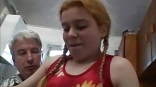 Не внучка на реколтата от царевица кръг разговори за нейните седмични шибан! Секс снимки и видео