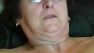 Баба поставя красиви голи бабульки чорапи след това пръстите на ръцете и играчки дата на кино без секс