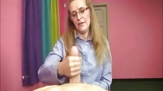 Не е безплатно лазбу мама помага за облекчаване на напрежението си отделили за възрастни домашно видео