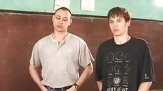 Учител по руски език, истински анал и две момчета секс видео удар Лястовица работа