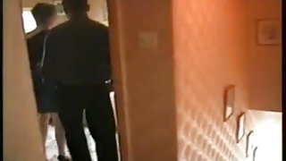 Английски дебеличка жена под полата плаща си под наем! Порно видео пръстите